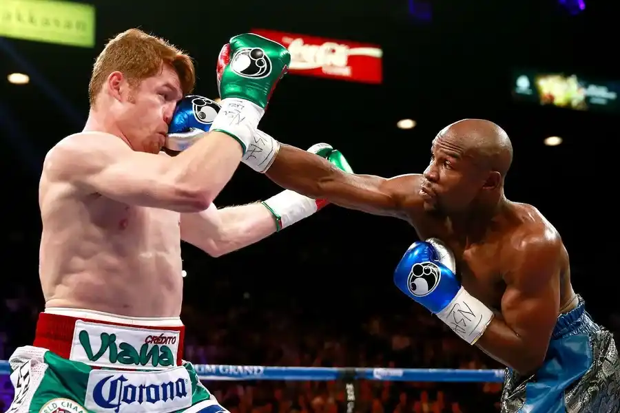 saul-canelo-alvarez-being-punched-by-the-opponent