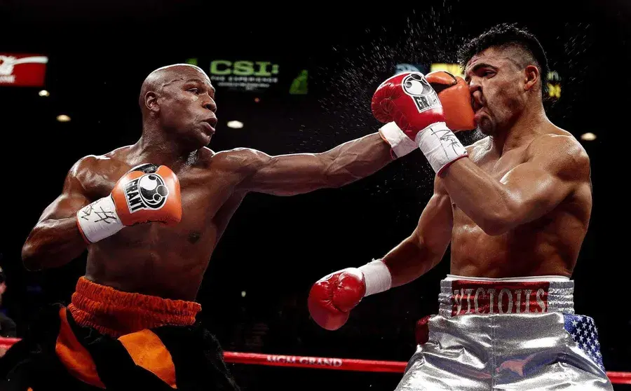 floyd-mayweather-punching-his-foe-s-face-