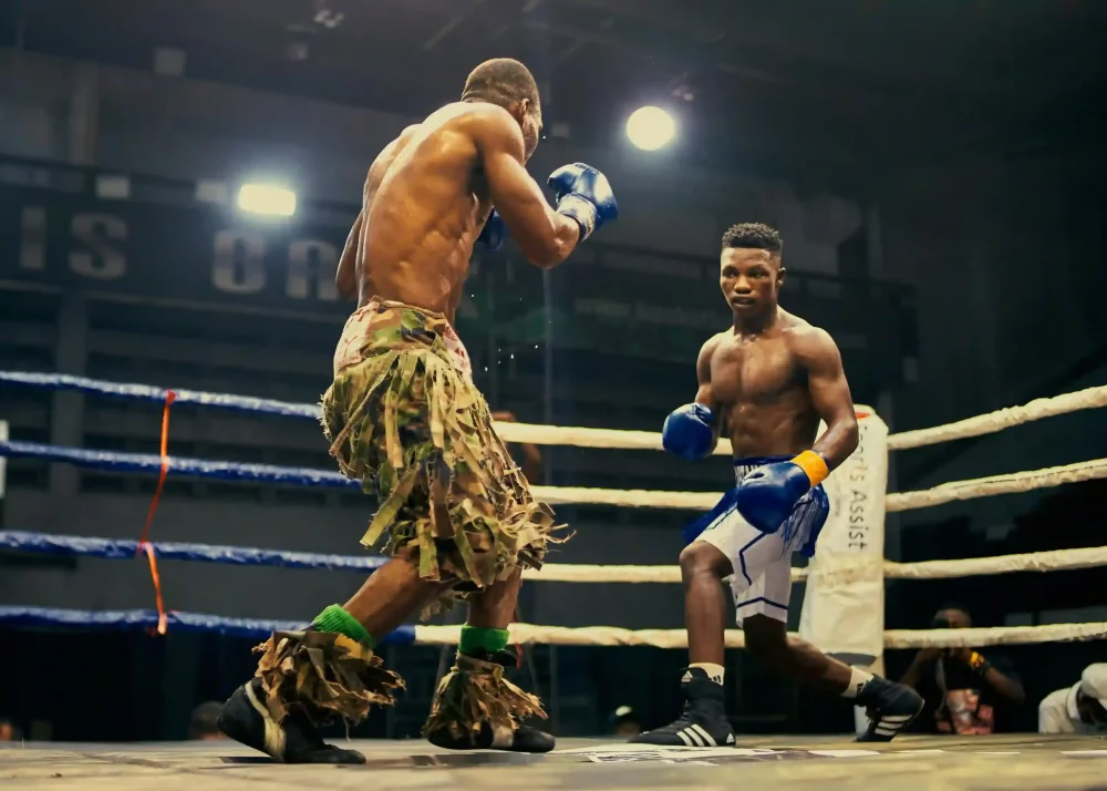 Dos boxeadores participaron en una emocionante pelea en un ring de boxeo de Lagos