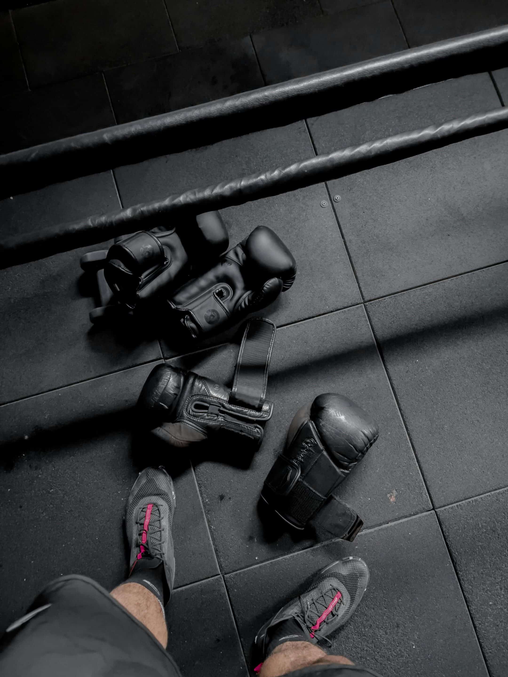 guantes de boxeo en el suelo